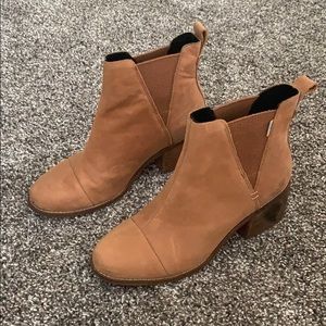 deep tan Tom’s booties ✨